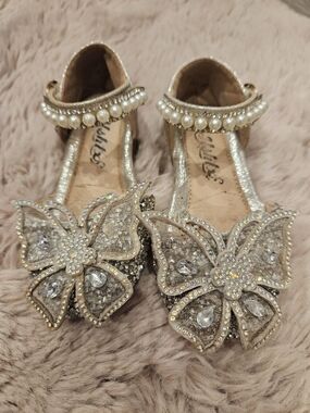 Sparkling Butterfly Embellished Girls' Dress Shoes - Gold
